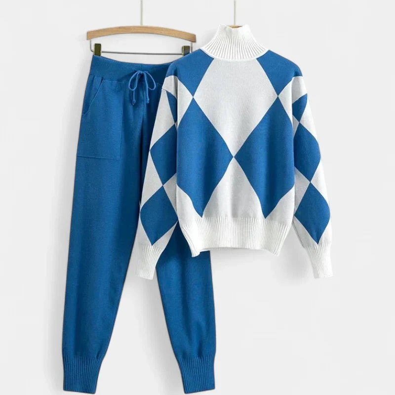 Damen Strickjacke mit Rautenmuster und Strickhose in Königsblau