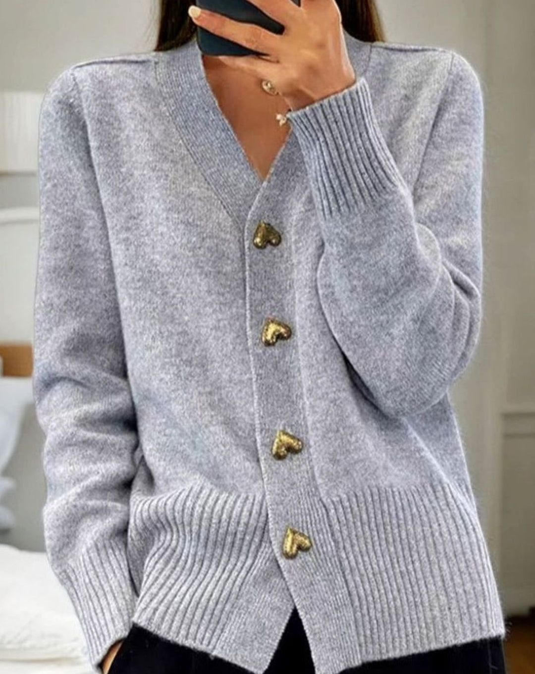 Damen Strickjacke mit V-Ausschnitt und Herzknöpfen in Grau