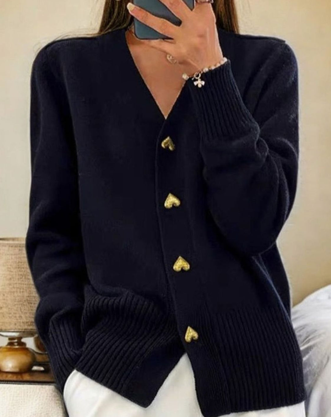 Damen Strickjacke mit V-Ausschnitt und Herzknöpfen in Schwarz