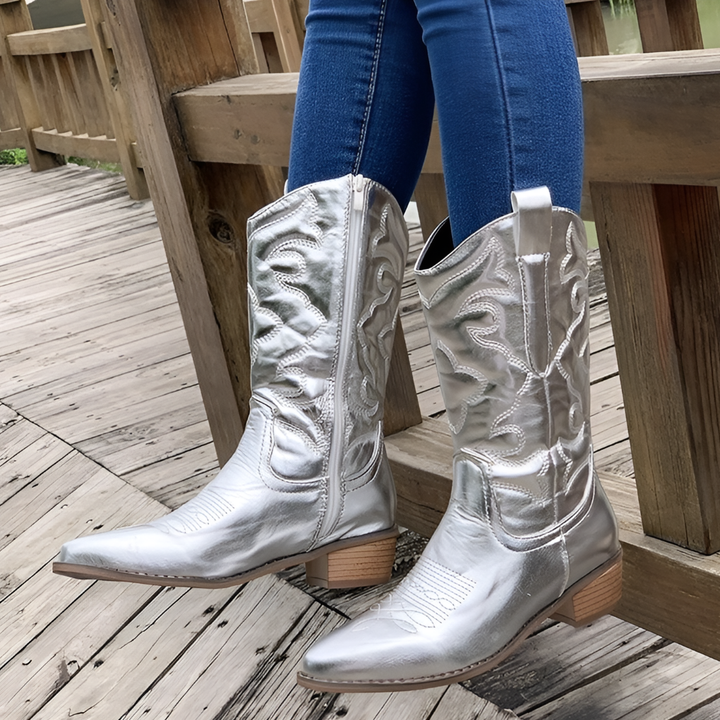 Damen Western Stiefel zum Herbst Outfit in Silberfarben
