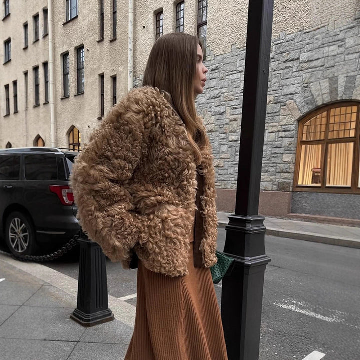 Damen Winterjacke aus Kunstfell mit Oversize-Passform (4)