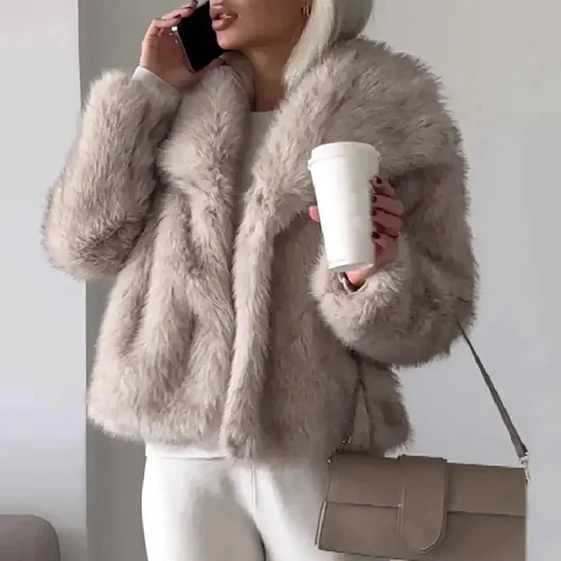 Damen Winterjacke Kurz und Warm aus Kunstfell in Hellbraun