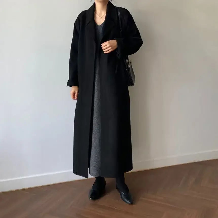 Damen Winterjacke mit Reverskragen und Bindegürtel in Schwarz