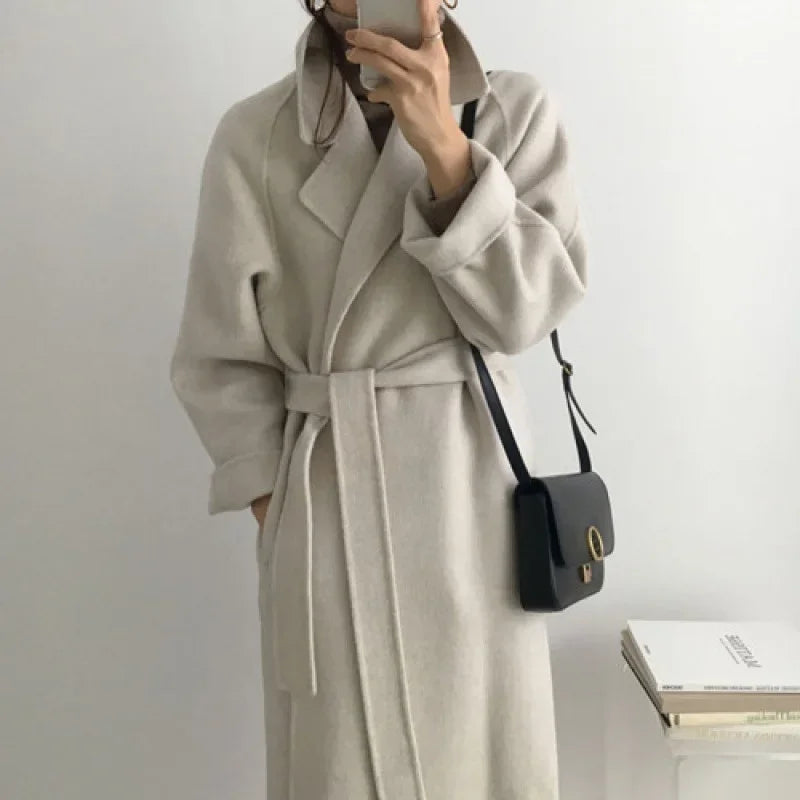 Damen Winterjacke mit Reverskragen und Bindegürtel in Weiß