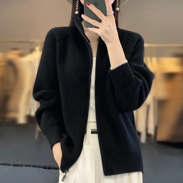 Damen Wollstrickjacke, warm und elegant in Schwarz