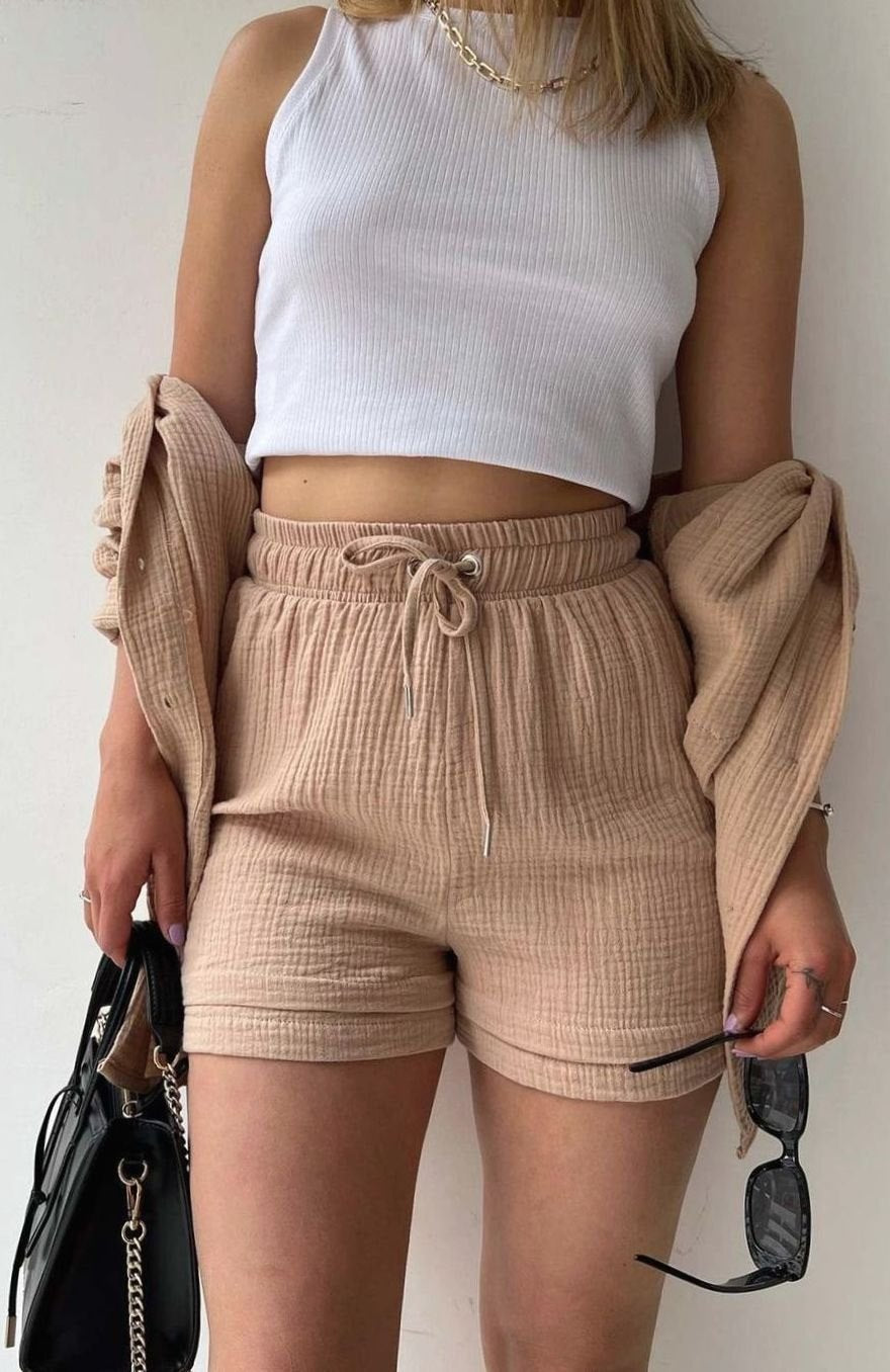 Elegante Damen Bluse mit passendem Shorts-Set in Khaki 3