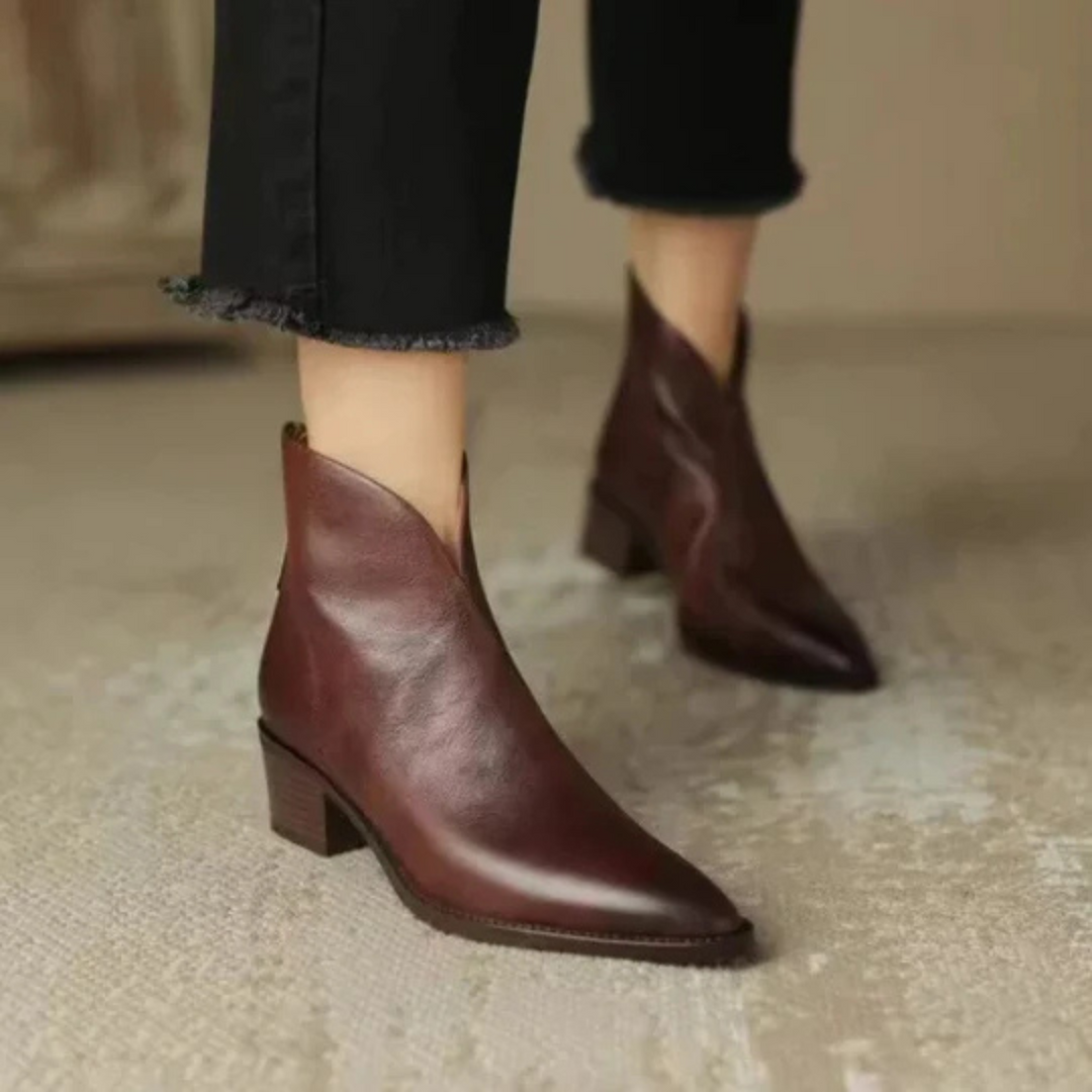 Elegante Damen Stiefeletten mit flachem Absatz in Braun
