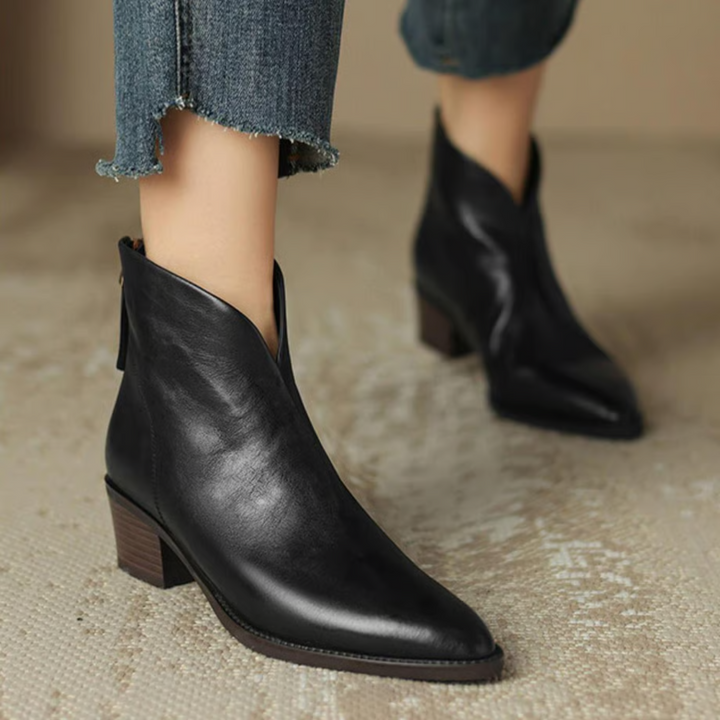 Elegante Damen Stiefeletten mit flachem Absatz in Schwarz