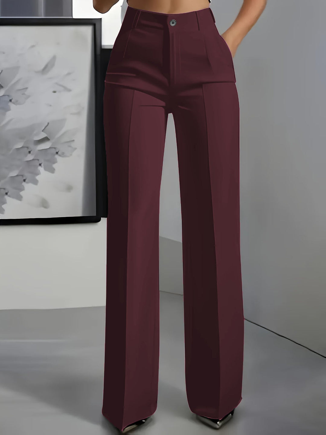 Elegante Damenhose mit zeitlosen Falten in Rot