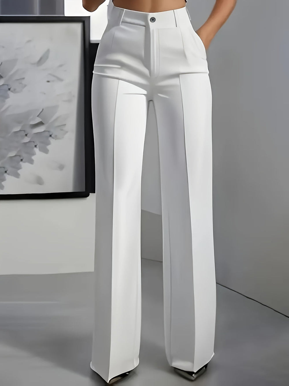 Elegante Damenhose mit zeitlosen Falten in Weiß