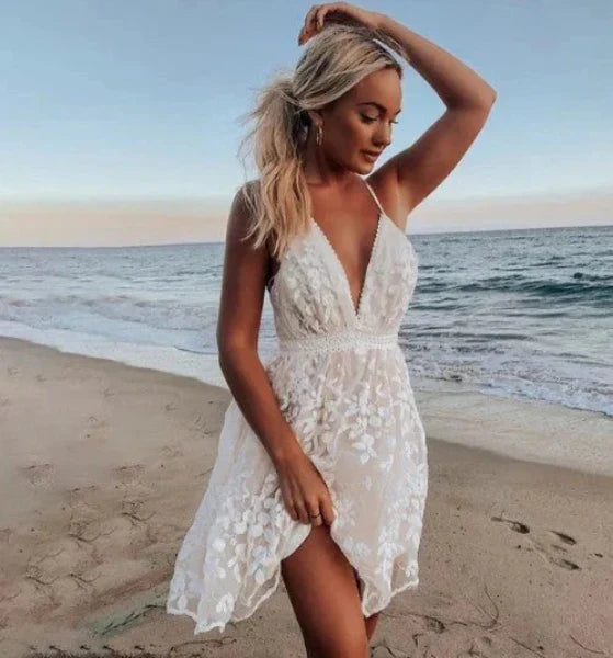 Elegantes Damen-Minikleid für Strand und Cocktails in Weiß