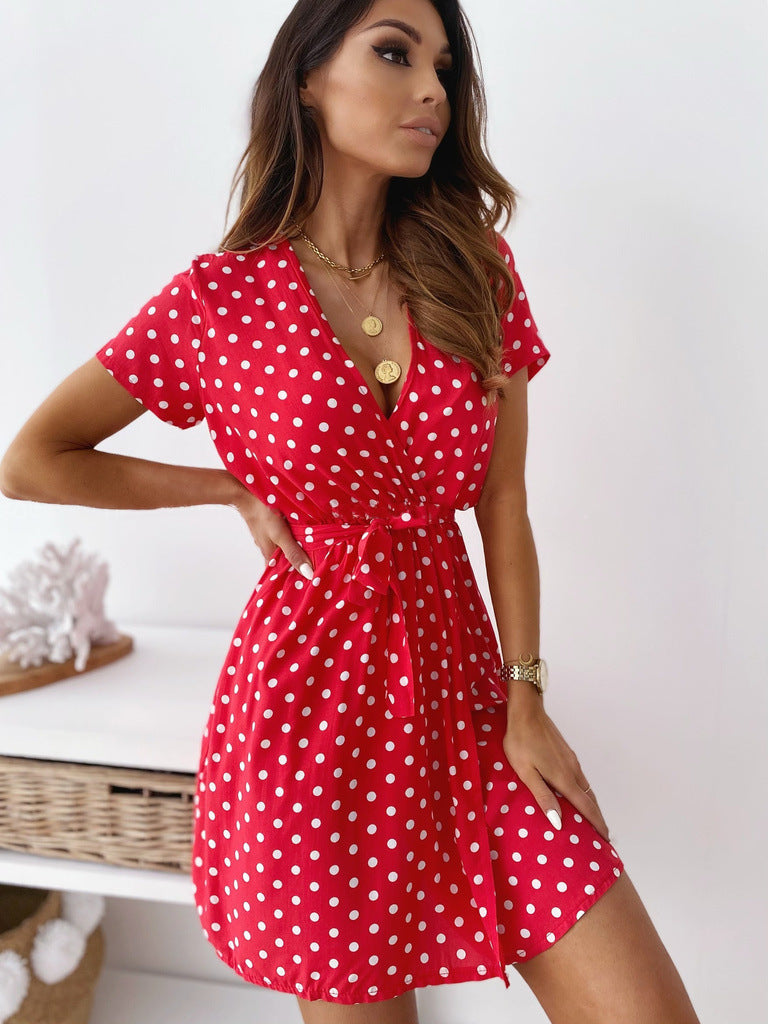 Elegantes Polka-Dot-Minikleid für Sommer in Rot