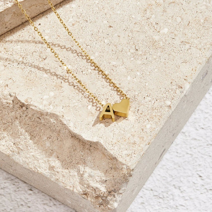 Zeitlose Initialen Halskette mit Herz Charm