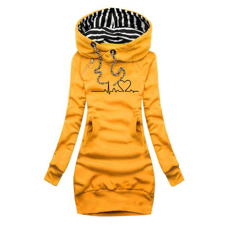 Gemütliches Herbst-Pulloverkleid mit Herzmuster in Gelb