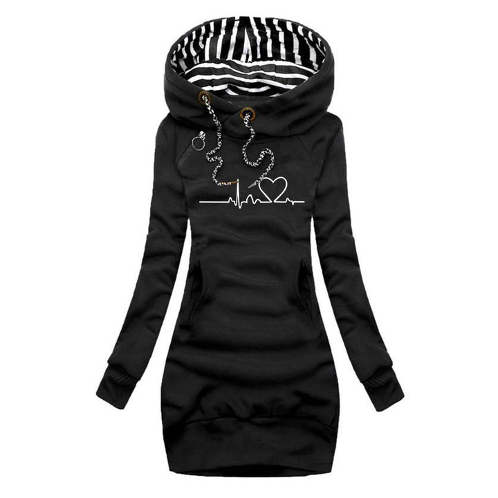 Gemütliches Herbst-Pulloverkleid mit Herzmuster in Schwarz
