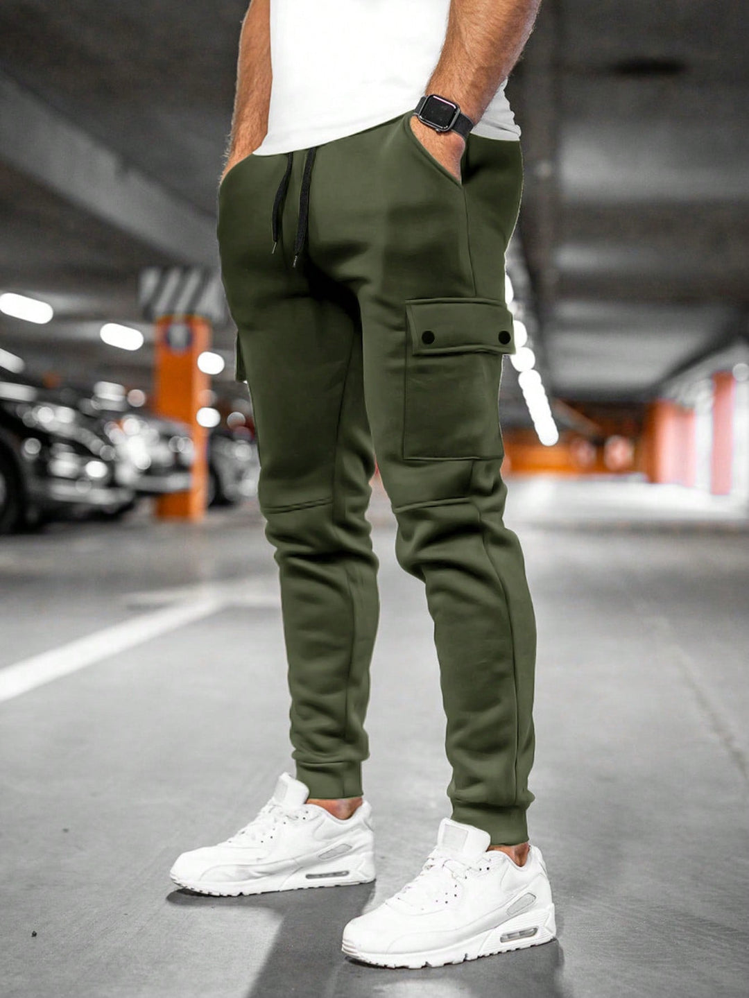 Herren Cordhose im lockeren Cargo-Jogger-Stil in Army Green