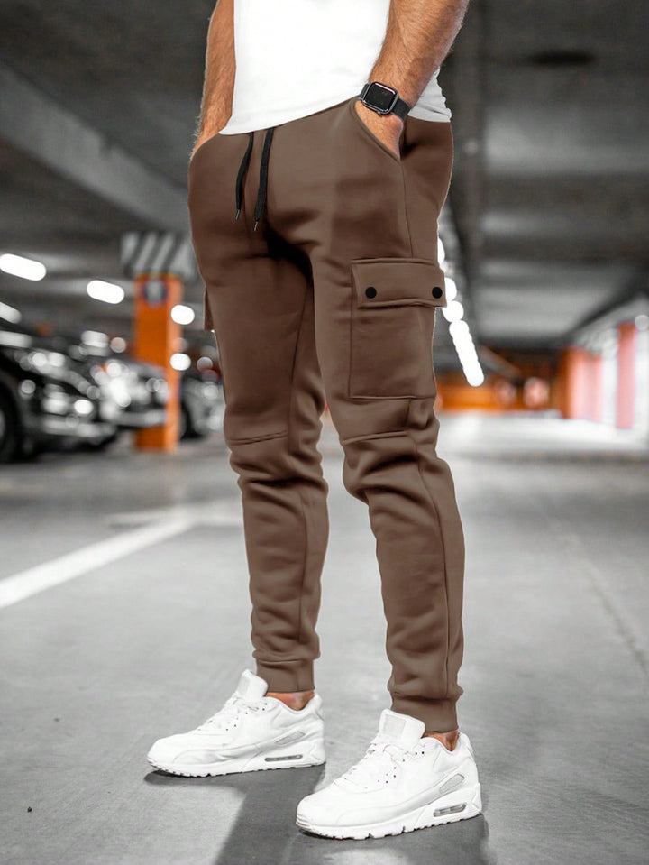 Herren Cordhose im lockeren Cargo-Jogger-Stil in Braun