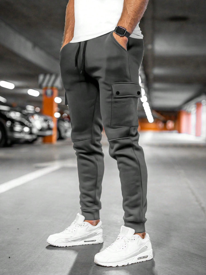 Herren Cordhose im lockeren Cargo-Jogger-Stil in Grau