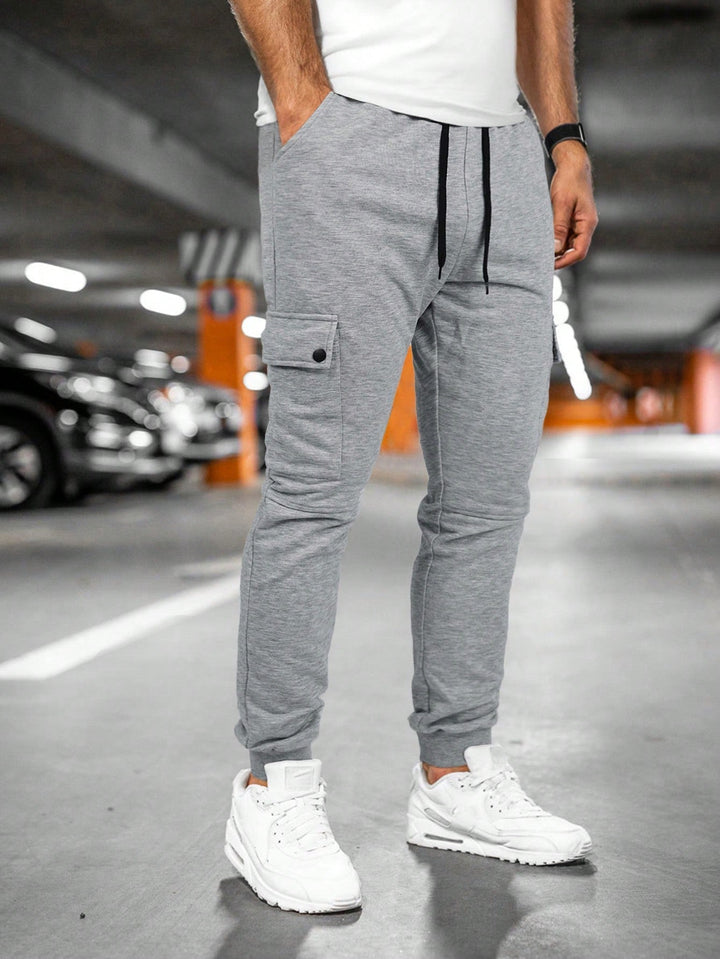 Herren Cordhose im lockeren Cargo-Jogger-Stil in Hellgrau