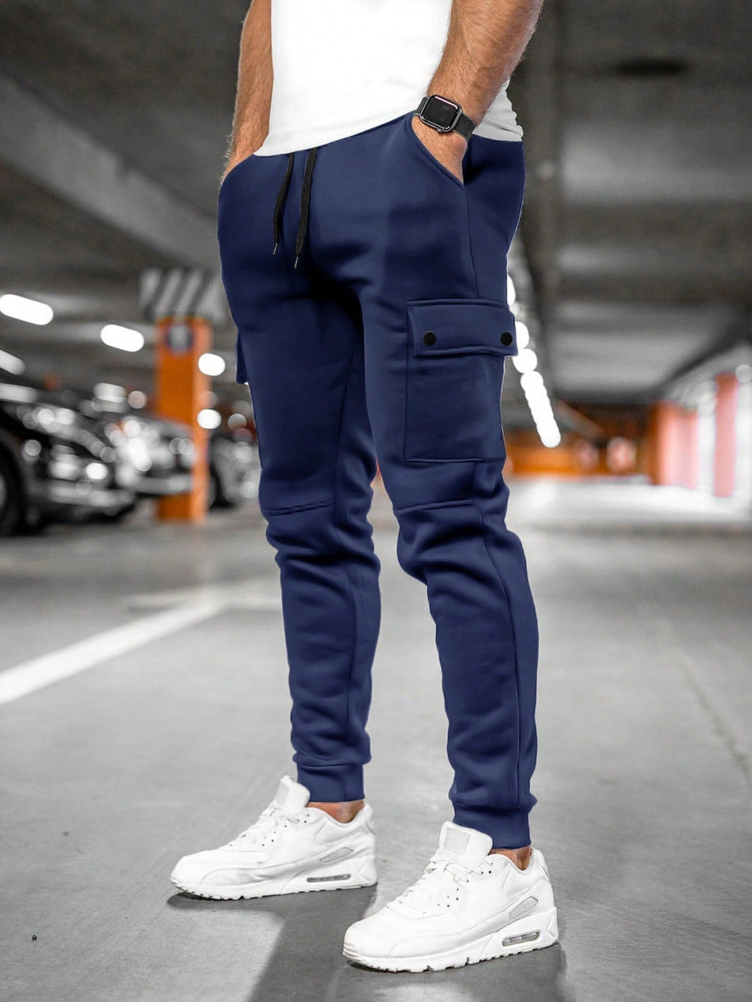 Herren Cordhose im lockeren Cargo-Jogger-Stil in Marineblau