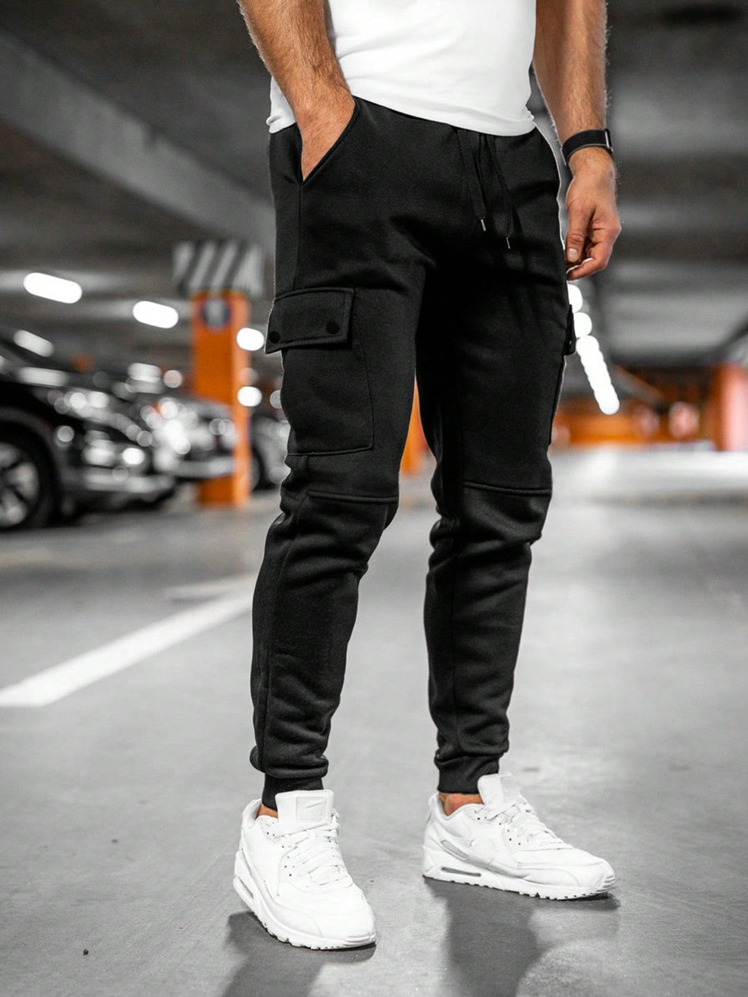 Herren Cordhose im lockeren Cargo-Jogger-Stil in Schwarz