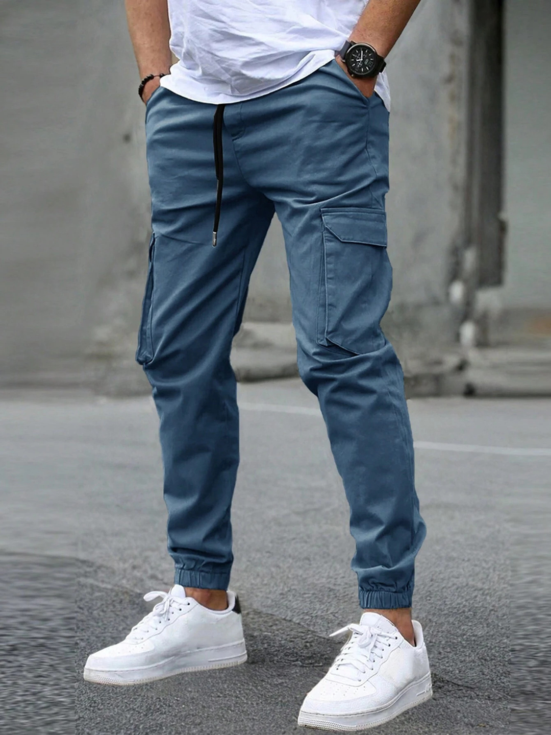 Herren Jogginghose in elegantem Slim-Schnitt in Blau