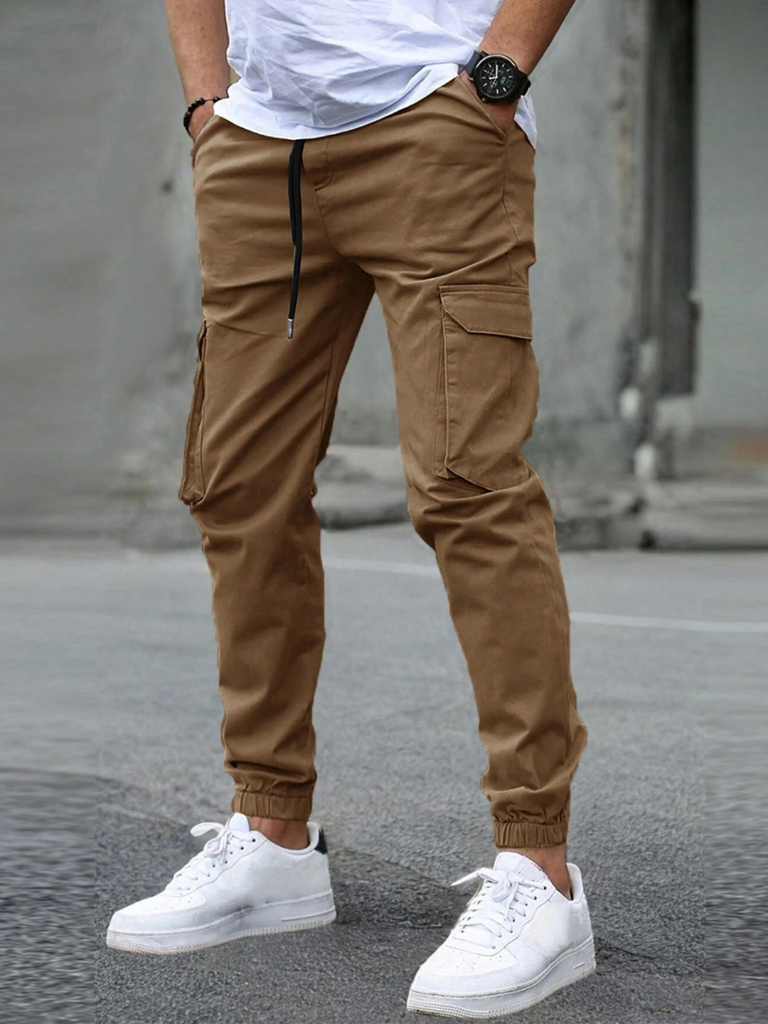 Herren Jogginghose in elegantem Slim-Schnitt in Braun