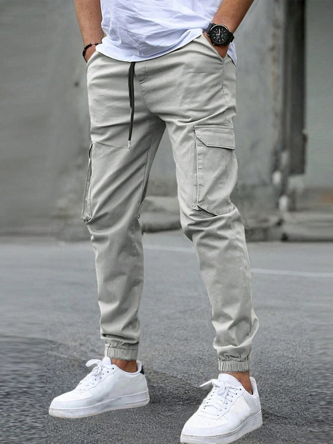 Herren Jogginghose in elegantem Slim-Schnitt in Hellgrau