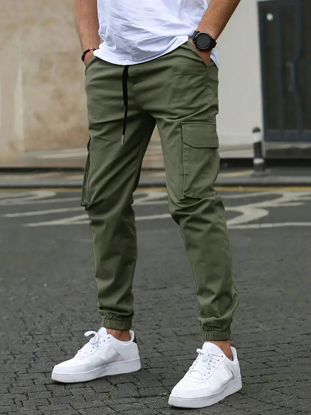 Herren Jogginghose in elegantem Slim-Schnitt in Militärgrün