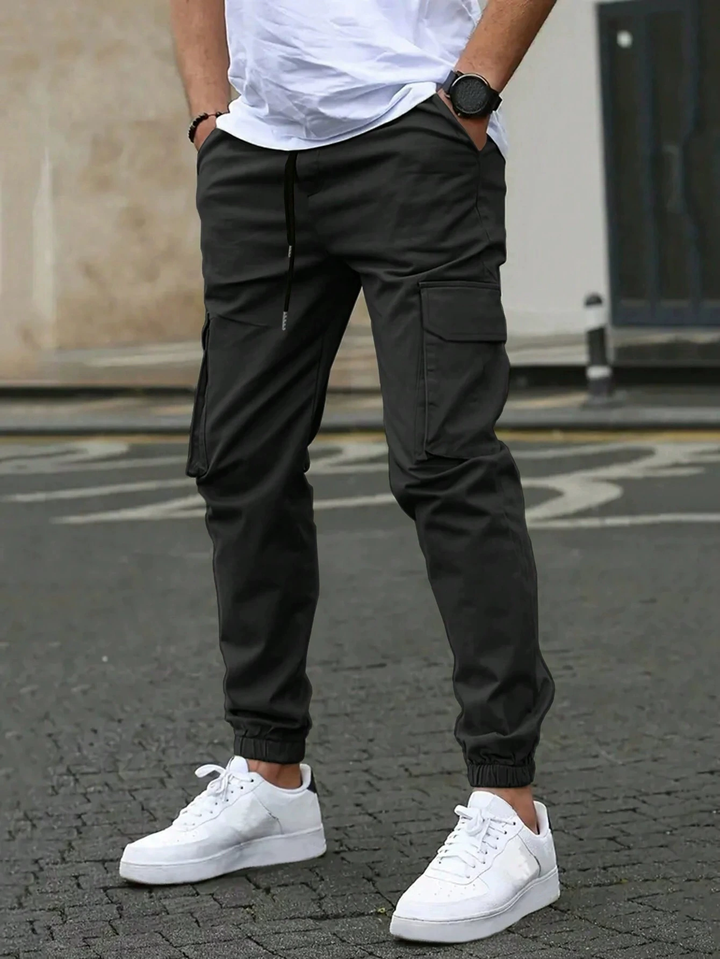 Herren Jogginghose in elegantem Slim-Schnitt in Schwarz