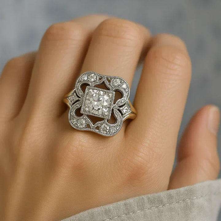 Klassischer Goldfarbener Ring Mit Vintage Zirkonia