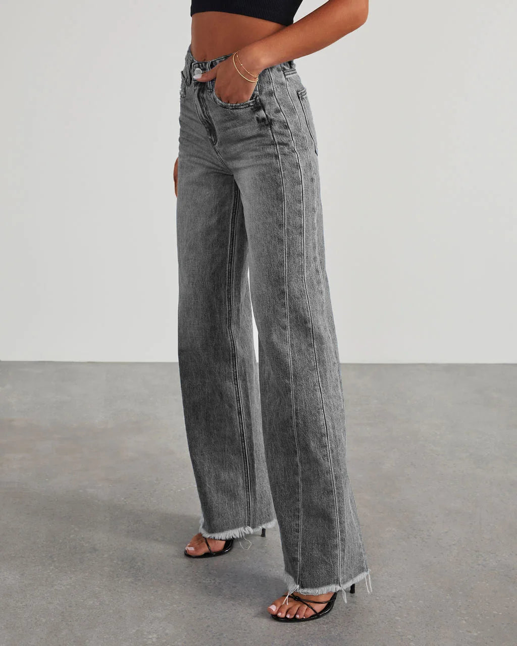 in Grau mit Raw-Hem Jeans in Grau