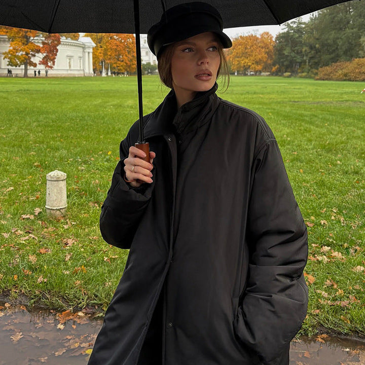Knielange Damen Winterjacke im Minimalstil (2)