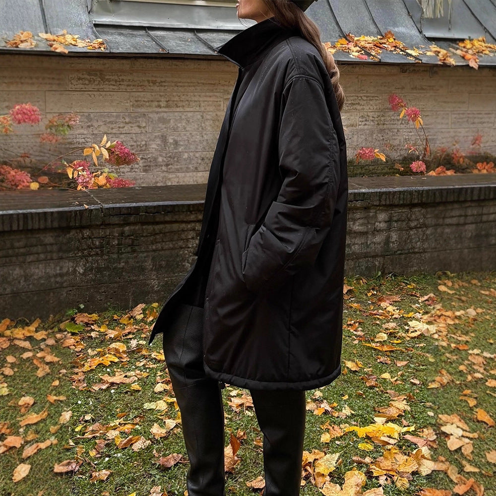Knielange Damen Winterjacke im Minimalstil (3)