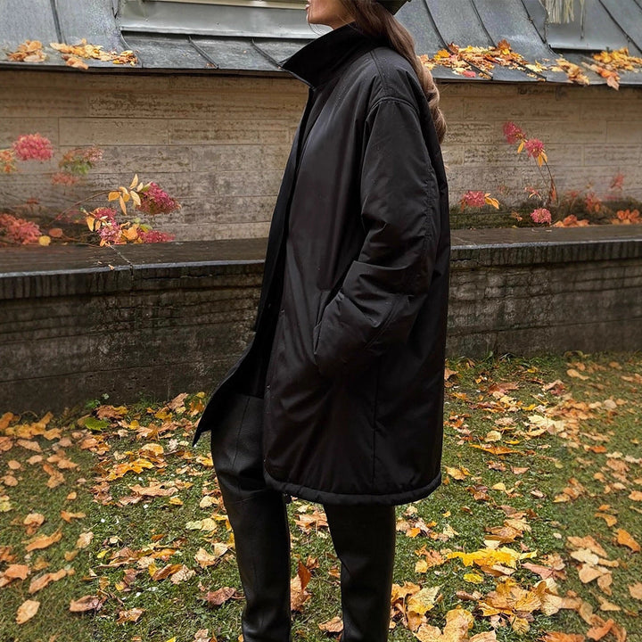 Knielange Damen Winterjacke im Minimalstil (3)