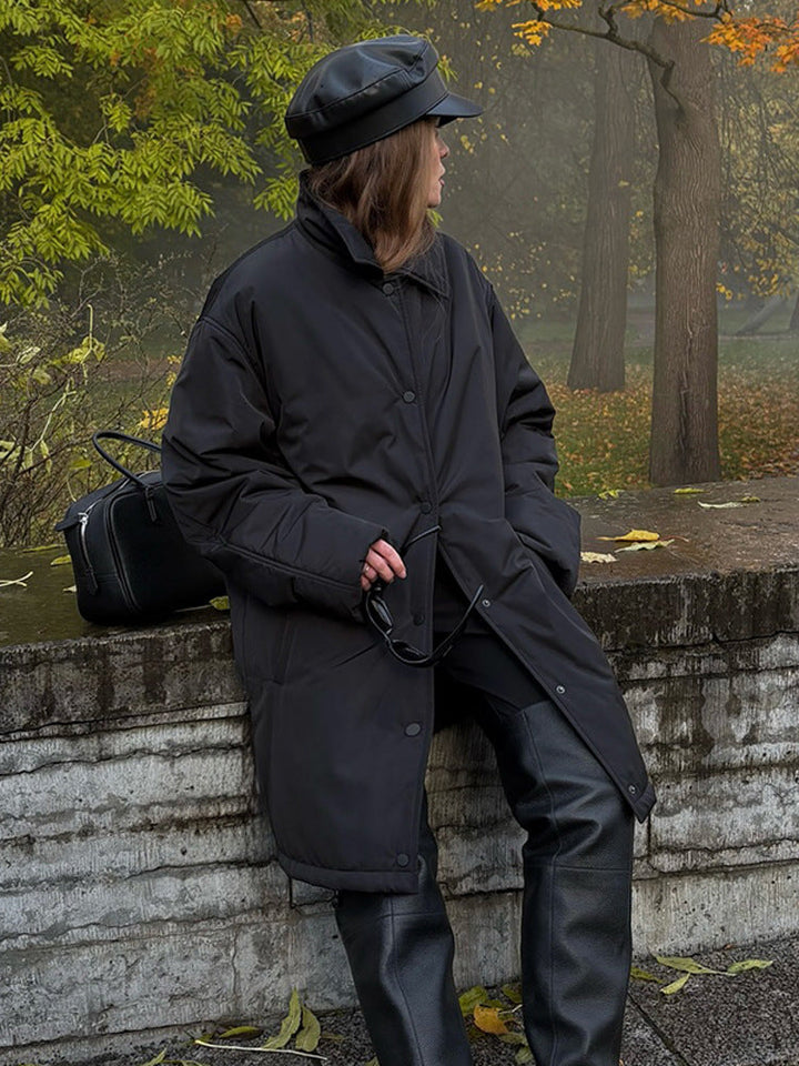 Knielange Damen Winterjacke im Minimalstil in Schwarz