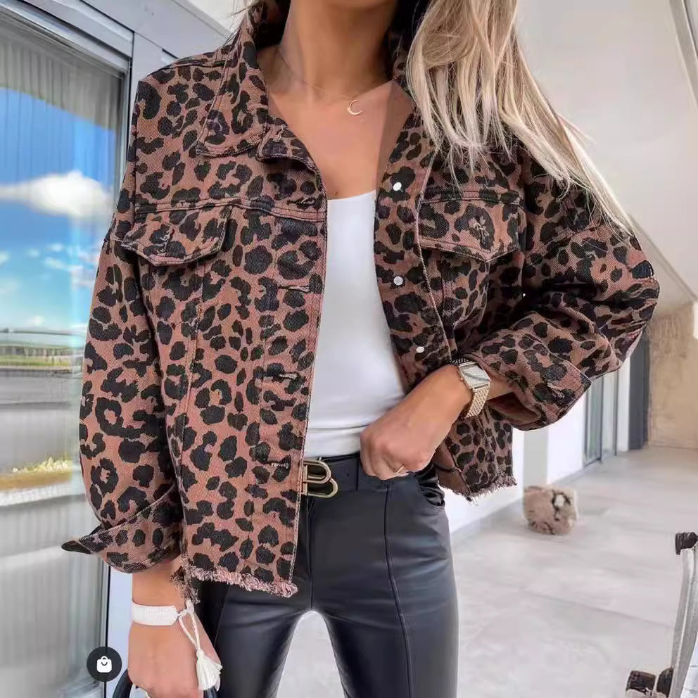 Kurze Jacke für Damen mit Leopardenmuster (4)