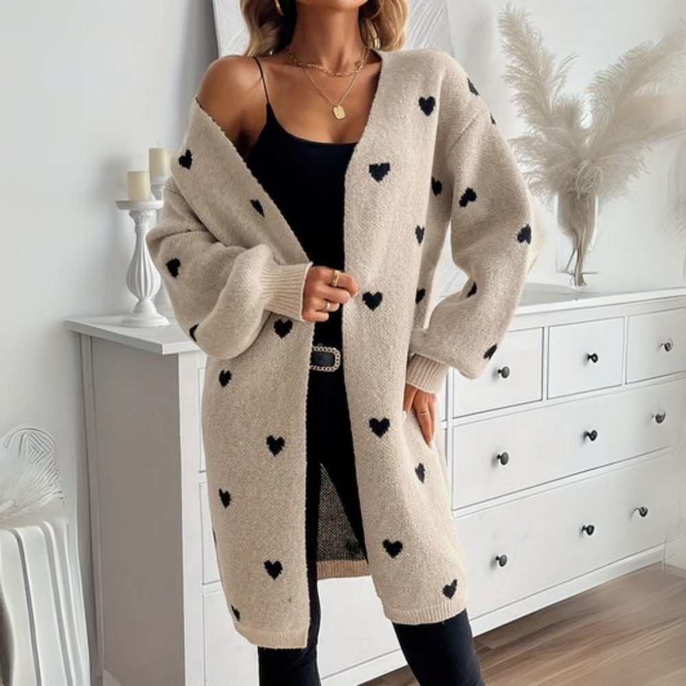 Lange Damen Strickjacke mit Herzmotiv für Herbst in Beige