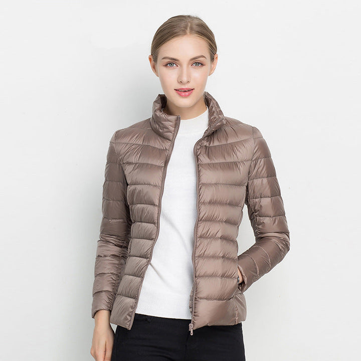 Leichte Herbstjacke im modernen Stil in Beige