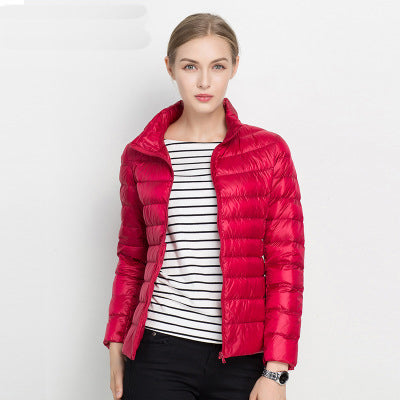 Leichte Herbstjacke im modernen Stil in Rot
