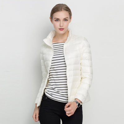 Leichte Herbstjacke im modernen Stil in Weiß