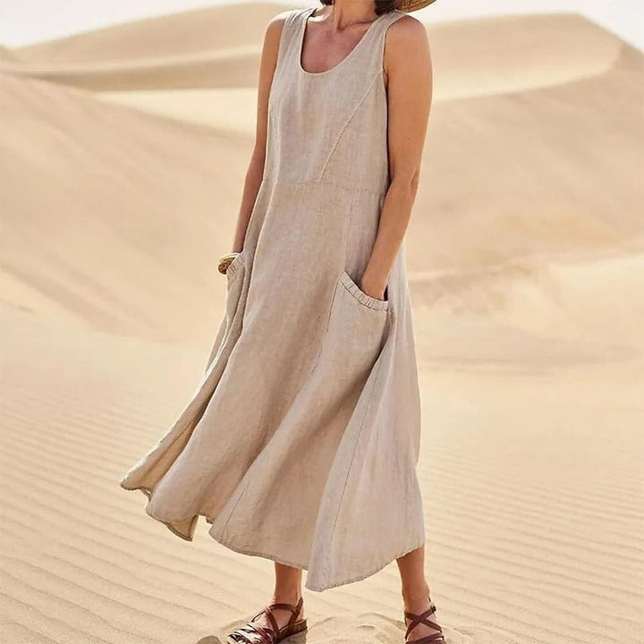 Luftiges ärmelloses Strandkleid für den Sommer in Beige