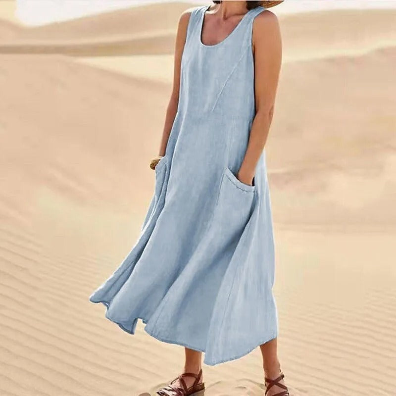 Luftiges ärmelloses Strandkleid für den Sommer in Hellblau