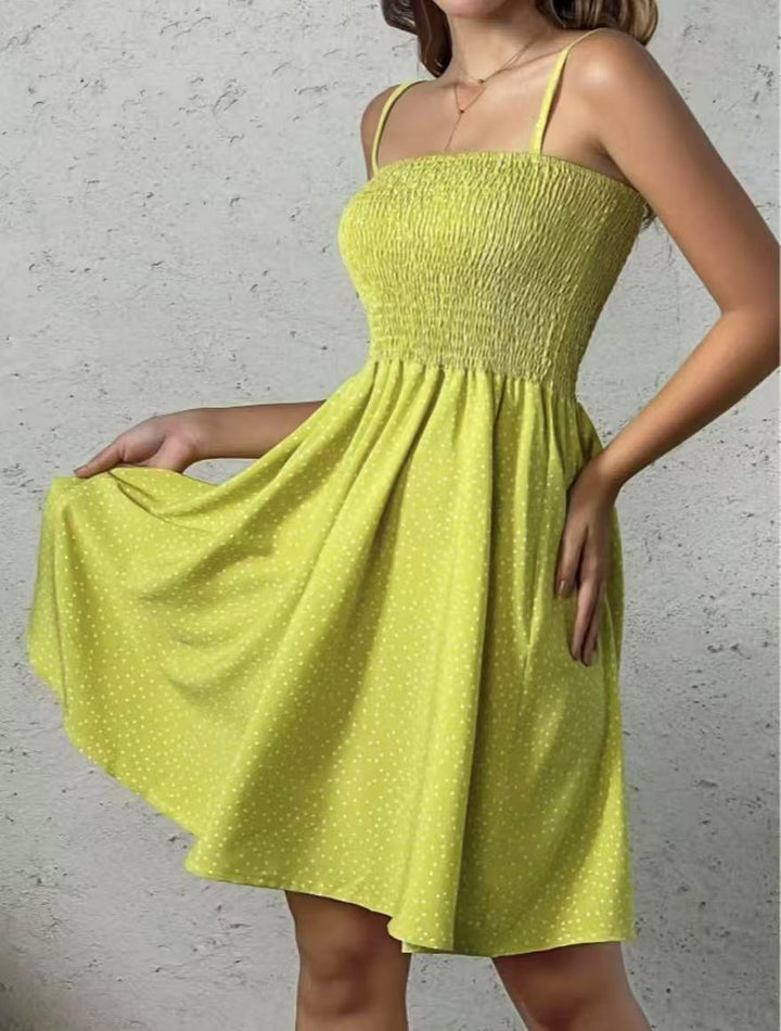 Luftiges gepunktetes Sommerkleid in Gelb