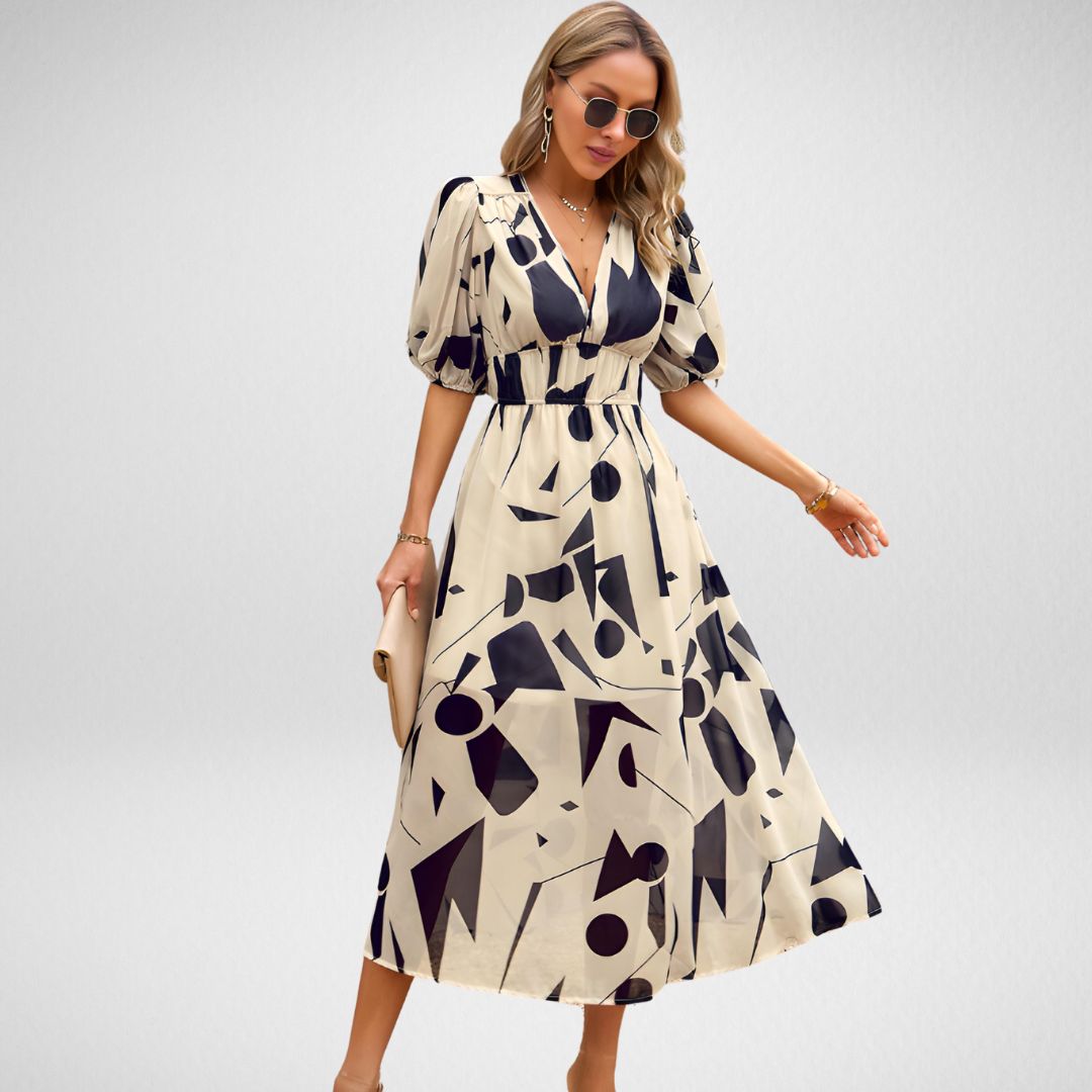 Modernes Maxikleid für den Sommer in Aprikose