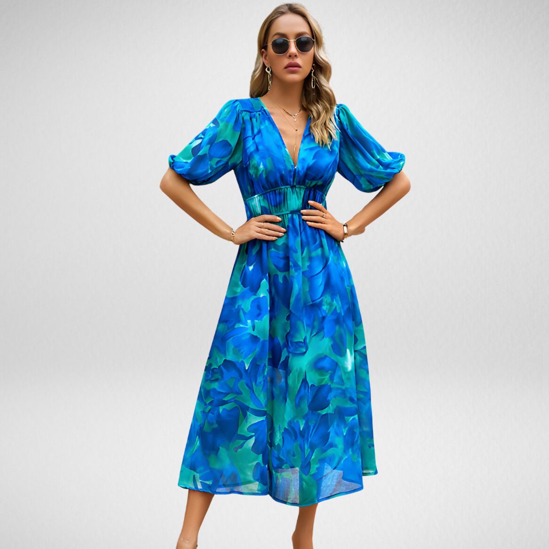Modernes Maxikleid für den Sommer in Blau