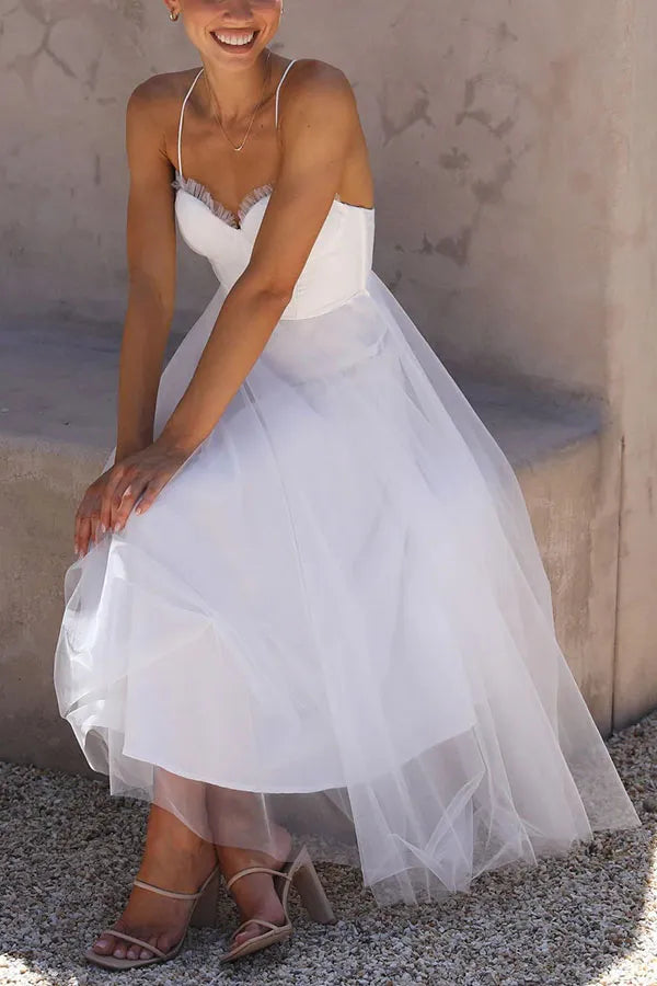 Romantisches Damen Midikleid für Hochzeitsgäste mit verträumtem Flair und eleganter Silhouette in Biały