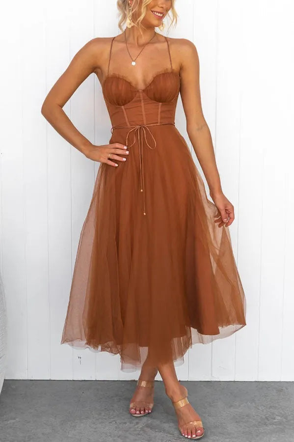 Romantisches Damen Midikleid für Hochzeitsgäste mit verträumtem Flair und eleganter Silhouette in Brązowy