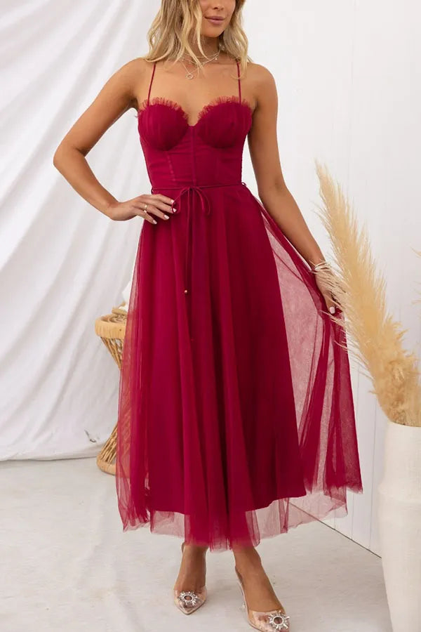 Romantisches Damen Midikleid für Hochzeitsgäste mit verträumtem Flair und eleganter Silhouette in Czerwony wino