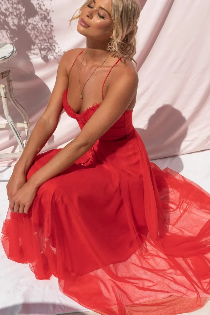 Romantisches Damen Midikleid für Hochzeitsgäste mit verträumtem Flair und eleganter Silhouette in Czerwony